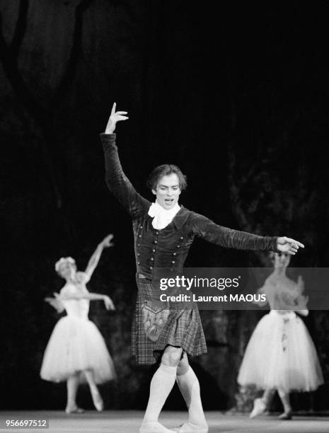 Le danseur Rudolf Noureev dans le ballet 'La Sylphide' le 1er février 1977 à Paris, France.