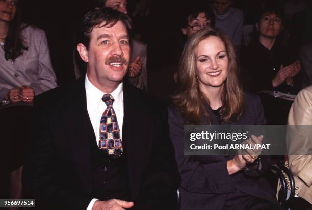 Patricia Hearst et Bernard Shaw au défilé Christian Lacroix en mars 1995 à Paris en France.