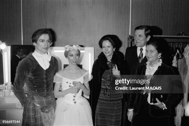 Le danseur Rudolf Noureev et sa partenaire Natalia Makarova félicités par Anne-Aymone Giscard d'Estaing et les ministres René Haby et Simone Veil le...