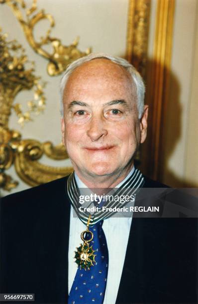 Le réalisateur James Ivory a reçu les insignes de Commandeur de l'ordre des Arts et des Lettres, 10 décembre 1996, Paris, France.