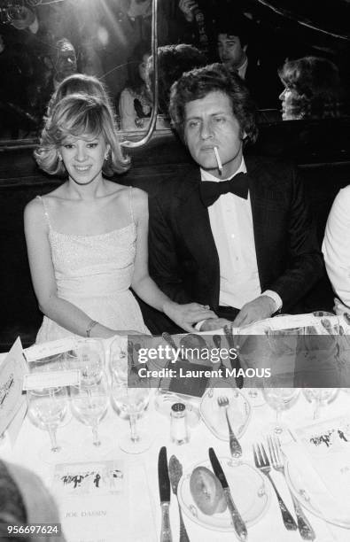 Joe Dassin et sa fiancée Christine Delvaux chez Maxim's le 3 février 1977 à Paris, France.