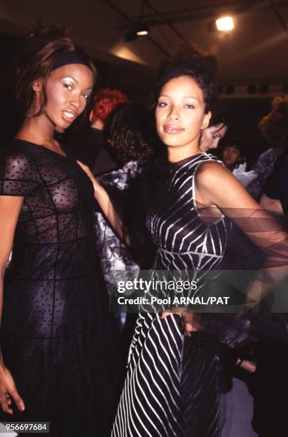 Beverly Johnson et Brandi Quinones lors du défilé Karl Lagerfeld automne/hiver 1995 en mars 1995 à Paris en France.