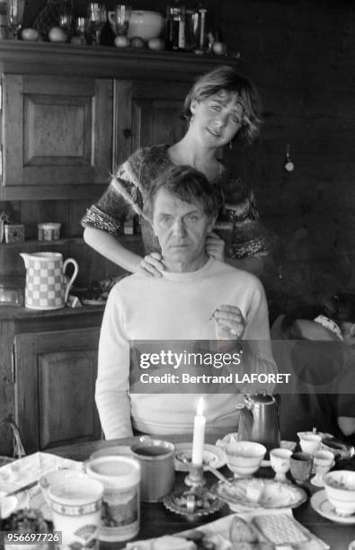 Anne Bennent et son père Heinz Bennent dans leur chalet à Valais en Suisse le 10 janvier 1980.