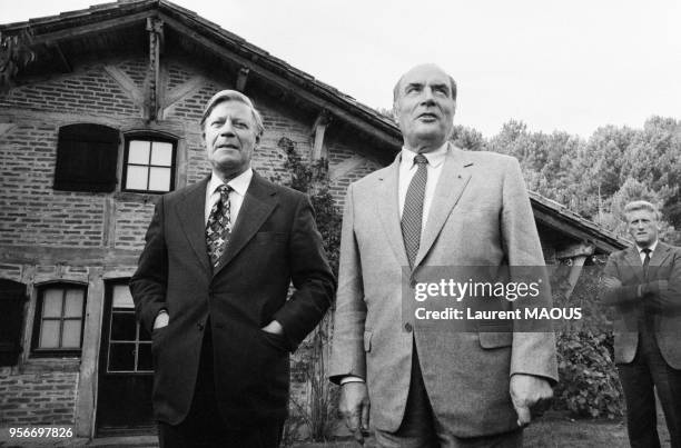 François Mitterrand et le chancelier allemand Helmut Schmidt dans la résidence du président français dans les Landes le 8 octobre 1981 à Latche,...