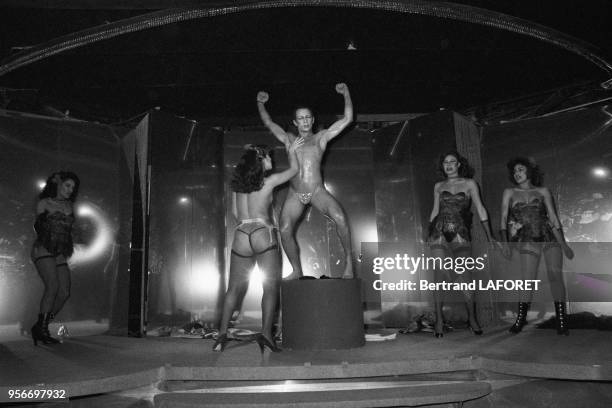 Spectacle dans la boîte de nuit le 'Club 78' à Paris en janvier 1980, France.