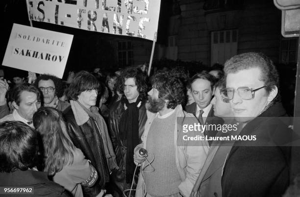 André Glucksmann, Bernard-Henri Lévy, Marek Halter et Lione Stoleru lors d'une manifestation de soutien au physicien Andrei Sakharov, dissident...