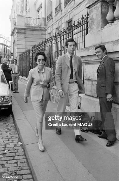 Anne-Aymone Giscard d'Estaing marche dans la rue avec son fils cadet Louis-Joachim le 11 septembre 1981 à Paris, France.