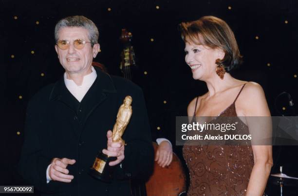 Claude Lelouch et Claudia Cardinale lors de la soirée du Prix International du cinéma Rudolph Valentino le 11 décembre 1997 à Paris, France.