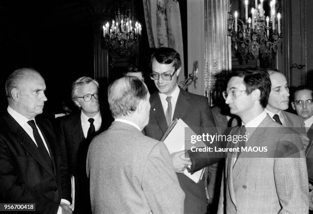 François Mitterrand de dos avec Jean-Louis Bianco et Jacques Attali à l'Elysée le 10 novembre 1984 à Paris, France.