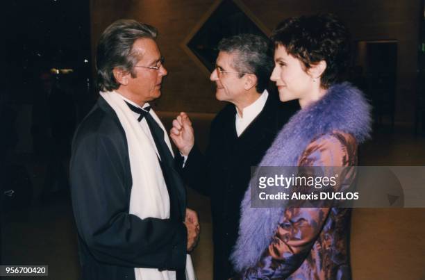 Alain Delon et Claude Lelouch accompagné de son épouse Alessandra Martines lors de la soirée du Prix International du cinéma Rudolph Valentino le 11...