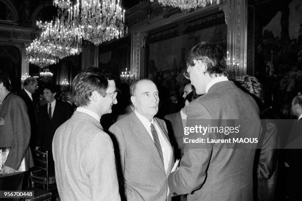 François Mitterrand avec Jean-Louis Bianco et Jacques Attali à l'Elysée le 10 novembre 1984 à Paris, France.