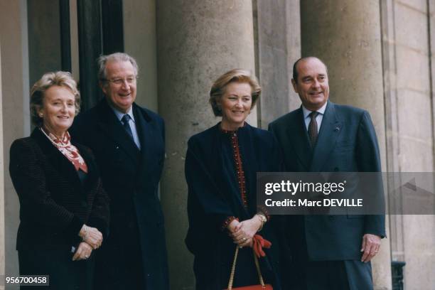 Le roi Albert II de Belgique et son épouse la reine Paola sur le perron de l'Elysée après avoir été les hôtes à déjeuner du président de la...