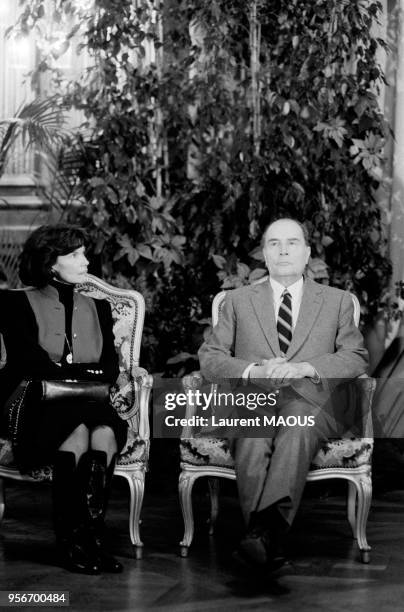 Le président de la République François Mitterrand et son épouse Danielle lors d'un déplacement à Rennes le 1er février 1985.