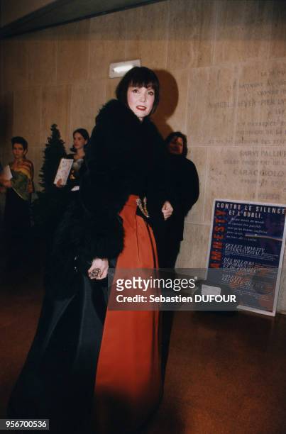 Sabine Azéma lors d'une soirée le 8 décembre 1997 à Paris, France.