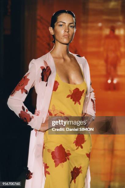 Défilé Versace Haute Couture Printemps-Eté 1997 en janvier 1997 à Paris, France.