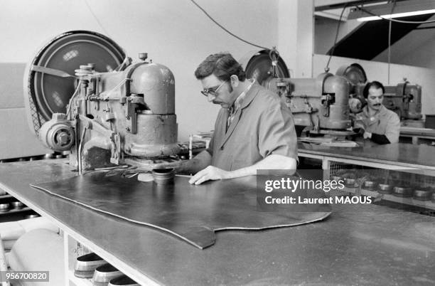Ouvriers travaillant le cuir à l'usine de chaussures Charles Jourdan en mai 1978, à Romans, France.