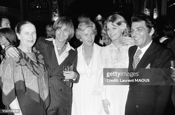 Jeane Manson et Dave à l'Olympia entourés de leurs parents le soir de la première le 12 avril 1977 à Paris, France.