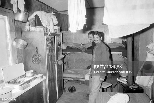 Travailleurs immigrés dans leur habitation en mai 1976 à Randonnai, France.