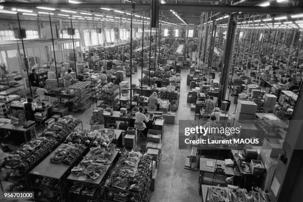 Usine de fabrication de téléphones Ericsson en mai 1977 à Saint-Nicolas-d'Aliermont, France.