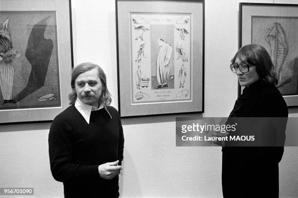 Le peintre soviétique dissident Mikhail Chemiakine lors d'une exposition à la galerie Charpentier avec à droite son compatriote peintre et dissident...
