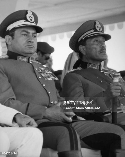 Portrait du vice-président égyptien Hosni Moubarak et du président Sadate lors de célébrations militaires de commémoration le 6 octobre 1978 au...