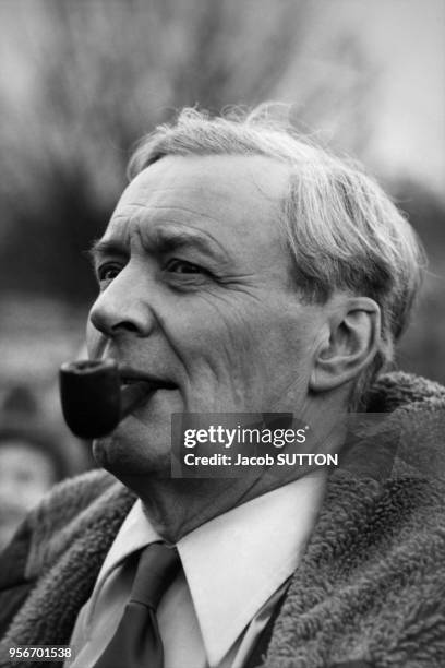 Portrait de Tony Benn, membre du NAGLO, ramification du parti travailliste britannique, fumant sa pipe en mars 1981 au Royaume-Uni.