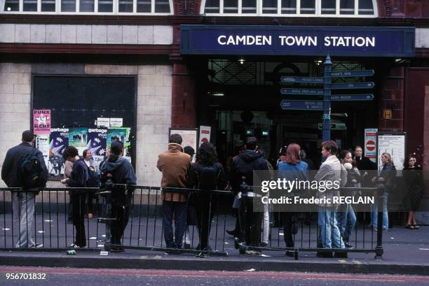 Bouche du métro de Camden Town en octobre 1998 à Londres au Royaume-Uni.