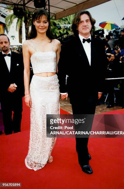 Daniel Auteuil et Marianne Denicourt main dans la main au Festival de Cannes en mai 1997, France.