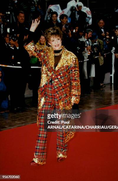 Jeanne Moreau en tenue écossaise au Festival de Cannes en mai 1997, France.