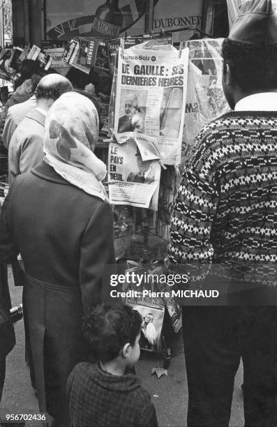 The press announces the death of Charles de GAULLE La presse annonce la mort de Charles de GAULLE.