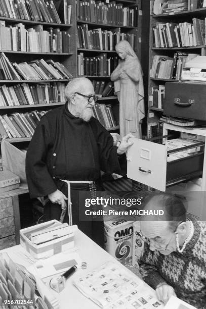 Abbé Pierre in his home. 19920000 L'abbé Pierre chez lui 19920000.