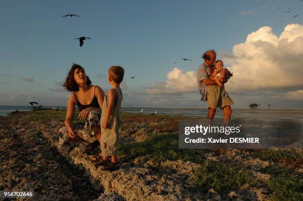 Clipperton island, "the Robinson family".His wife Elsa and his two sons Ulysse 9 months old and Elliot 3 years old. Ile Clipperton, Jean-Louis...