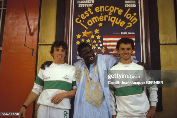 Alain Pichavant et Stéphane Peyron se préparent à traverser l'Atlantique en planche à voile, Dakar, janvier 1986, Sénégal.