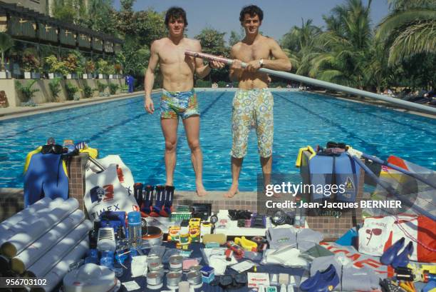 Alain Pichavant et Stéphane Peyron se préparent à traverser l'Atlantique en planche à voile, Dakar, janvier 1986, Sénégal.