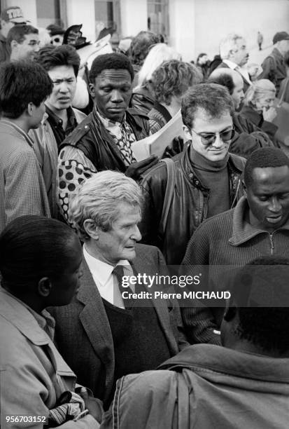 Professor LEON SCHWARTZENBERG with illegal immigrants. Professeur SCHWARTZENBERG avec des sans-papier.