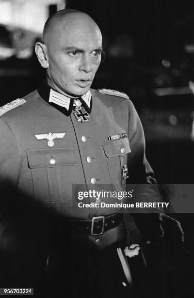 Yul Brynner pendant le tournage du film ?Triple Cross? .