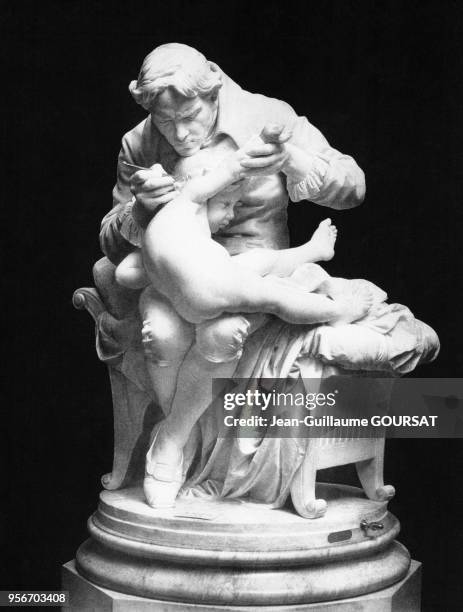 Statue du médecin angalais Edward Jenner vaccinant un enfant contre la variole.