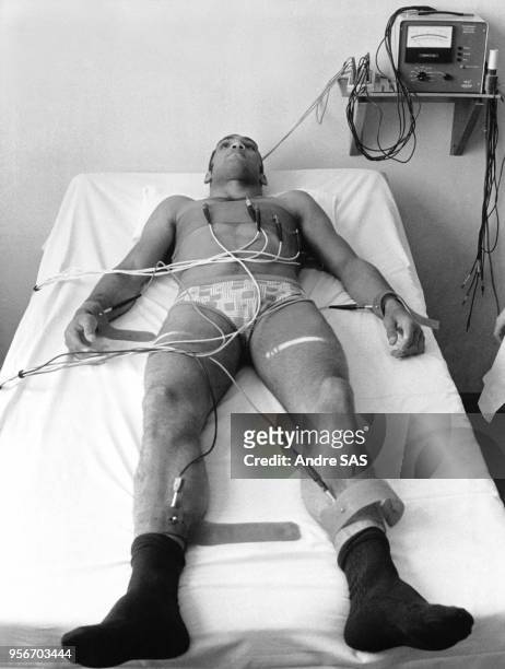 Le boxeur australien Anthony Mundine passant un électrocardiogramme.