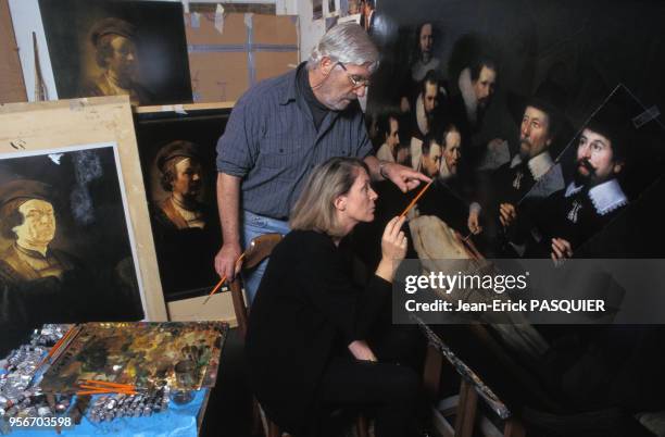 Serge Clément et Marina Kamena peignant le tableau ?La Leçon d'anatomie du docteur Tulp? en y insérant le portrait de l'acteur Jean Rochefort, pour...