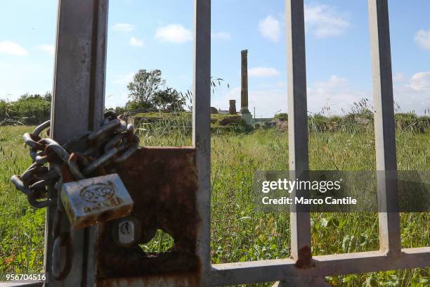 The chain that does not allow entry to the site where the ruins of the last house of Scipio the African are located. In the Liternum area, in the...