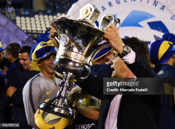 Guillermo Barros Schelotto of Boca Juniors lifts the trophy after a match between Gimnasia y Esgrima La Plata and Boca Juniors as part of Superliga...