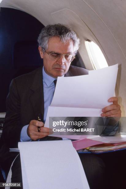 Portrait de l'homme politique français Lionel Jospin dans un avion.