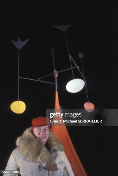 Portrait de l'artiste américain Alexander Calder avec un de ses mobiles.