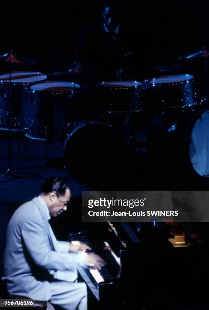 Le pianiste américain Duke Ellington sur scène.