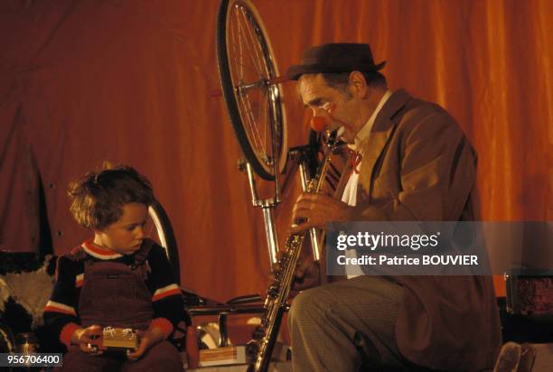 Le clown français Achille Zavatta jouant de la clarinette en compagnie de son fils Franck.
