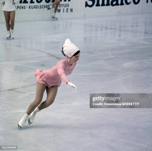 La patineuse artistique américaine Peggy Fleming sur une patinoire.