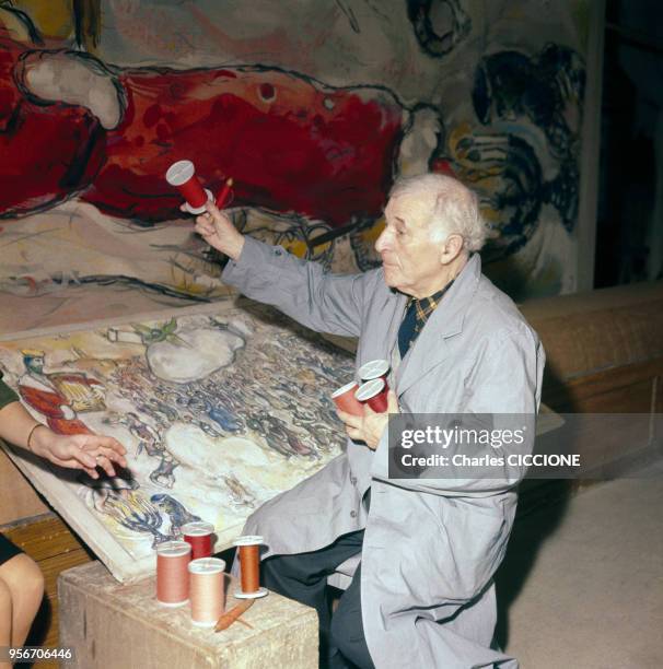 Le peintre français Marc Chagall travaiilant sur une de ses créations.