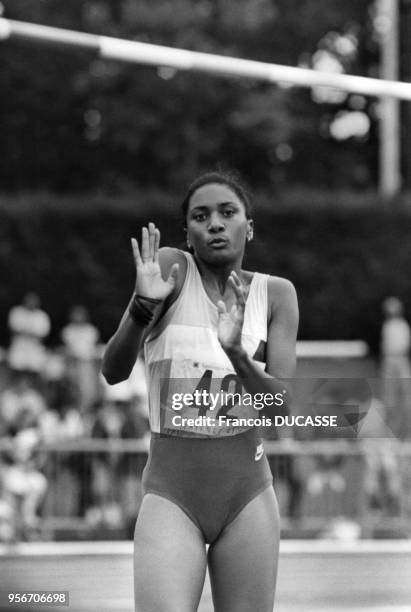 Athlète française Maryse Ewanjé-Epée se préparant pour un saut lors d'une compétition d'athlétisme.