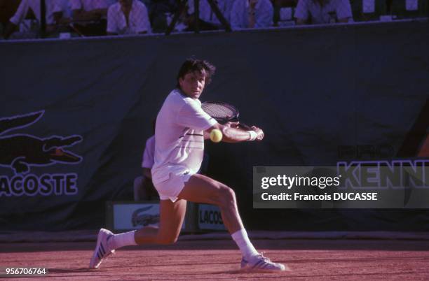 Le joueur de tennis roumain Ilie Nastase pendant un match.