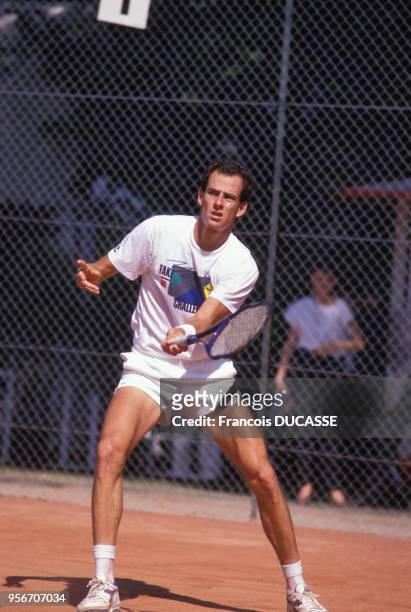 Le joueur de tennis français Guy Forget sur jouant un court.